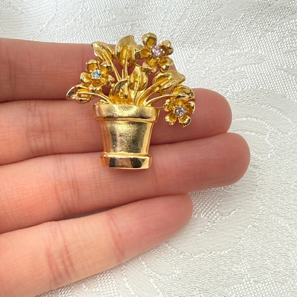 Vintage Gold Tone Potted Floral Flower Brooch Pin With Rhinestones
